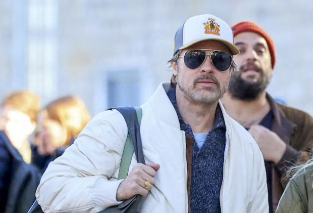 «The Riders»: Συνεχίζονται τα γυρίσματα της νέας ταινίας του Μπραντ Πιτ στην Ύδρα