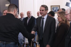 Συνάντηση Μητσοτάκη με αγρότες: Προτεραιότητα η οριστική εκρίζωση της ευλογιάς