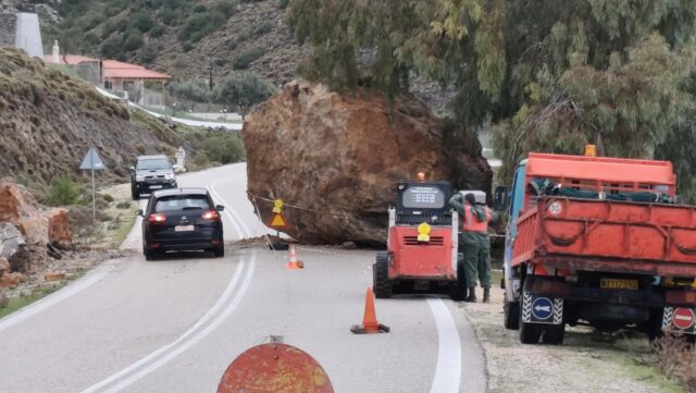Χίος: Τεράστιος βράχος έπεσε στην εθνική οδό