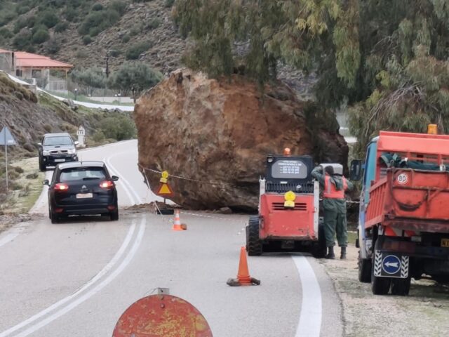 Χίος: Τεράστιος βράχος έπεσε στην εθνική οδό