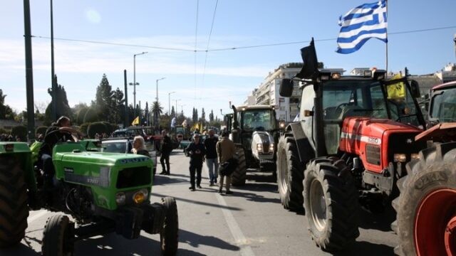 Αποχώρησαν τα τρακτέρ από το Σύνταγμα