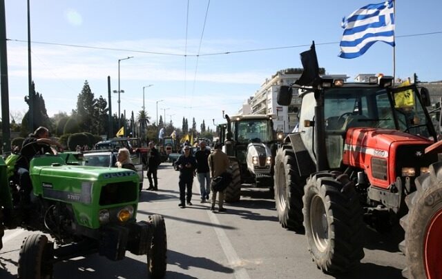 Αποχώρησαν τα τρακτέρ από το Σύνταγμα