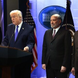 Ο Τραμπ επιβάλλει πρόσθετους δασμούς 10% σε όλες τις χώρες για πέντε μήνες