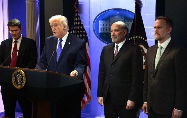 Ο Τραμπ επιβάλλει πρόσθετους δασμούς 10% σε όλες τις χώρες για πέντε μήνες