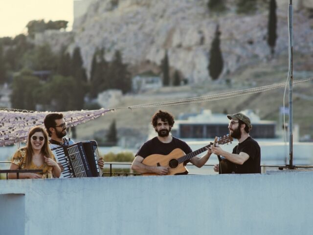 Η Ιουλία Καραπατάκη και οι ΑΤΑΡ ΤΟΥ ΤΑΡ live στο Κύτταρο