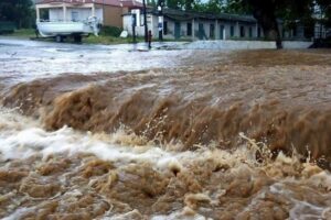 Καταιγίδα στην Αττική: Υπερχείλισε ρέμα στο Πικέρμι, διακοπή κυκλοφορίας σε δρόμους στο Πολύγωνο