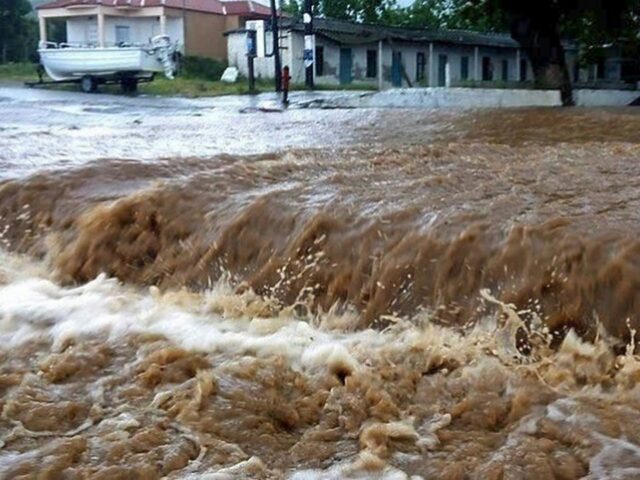 Καταιγίδα στην Αττική: Υπερχείλισε ρέμα στο Πικέρμι, διακοπή κυκλοφορίας σε δρόμους στο Πολύγωνο