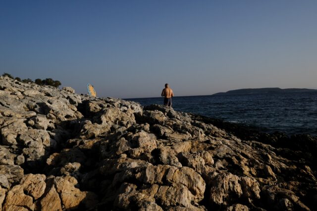 Σε εξέλιξη έρευνες για αγνοούμενο δύτη στα Λιμανάκια Βουλιαγμένης