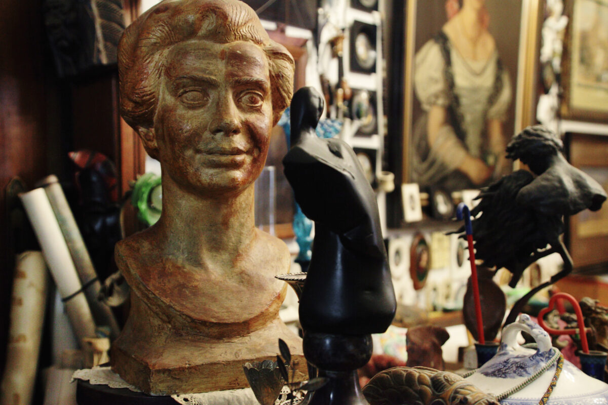 . «Ναΐς», προτομή του γλύπτη και χαράκτη Νικόλαου Παυλόπουλου.