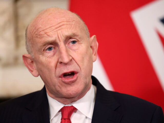 Έφτασε στην Κύπρο ο Βρετανός υπουργός Άμυνας