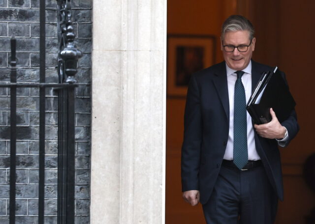 Πόλεμος στη Μέση Ανατολή: Η Βρετανία ακροβατεί σε τεντωμένο σχοινί