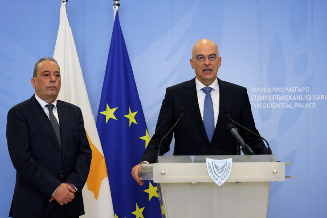 Δένδιας από Λευκωσία: «Η Ελλάδα θα συμβάλει με κάθε δυνατό τρόπο στην άμυνα της Κύπρου»