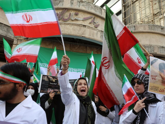 Ιράν: Χιλιάδες άνθρωποι συγκεντρώθηκαν στην Τεχεράνη υπέρ του νέου ανώτατου ηγέτη