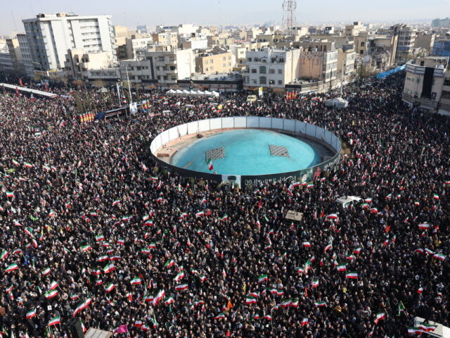 Ιράν: Χιλιάδες άνθρωποι συγκεντρώθηκαν στην Τεχεράνη υπέρ του νέου ανώτατου ηγέτη