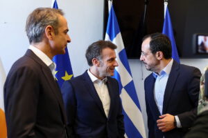 Ολοκληρώθηκε η τριμερής συνάντηση Μητσοτάκη, Μακρόν και Χριστοδουλίδη