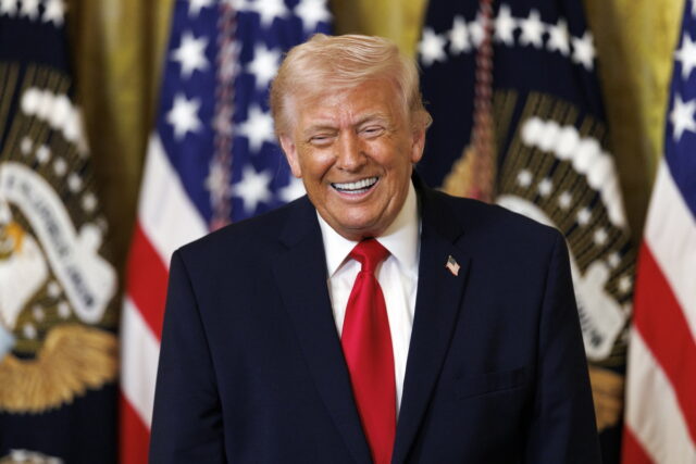 Αντίστροφη μέτρηση για τελεσίγραφο Τραμπ σε Ιράν να ανοίξει Στενά του Ορμούζ