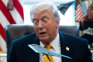 «Σκέφτομαι σοβαρά να αποσύρω τις ΗΠΑ από το ΝΑΤΟ» λέει ο Τραμπ