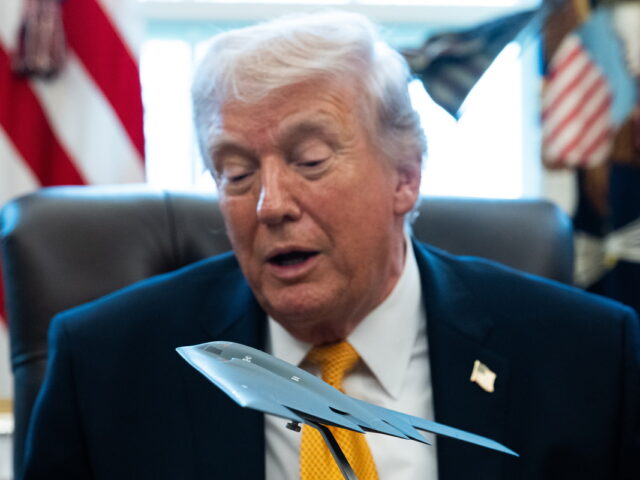 ΗΠΑ: Ο Τραμπ απειλεί με αποχώρηση από τα Στενά του Oρμούζ