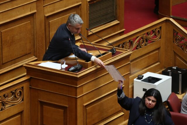 Βουλή: Παρέδωσε την έδρα του ο Οδυσσέας Κωνσταντινόπουλος