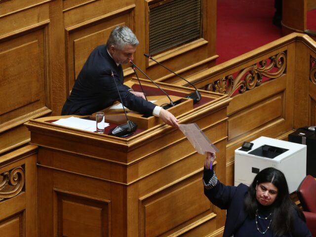 Βουλή: Παρέδωσε την έδρα του ο Οδυσσέας Κωνσταντινόπουλος