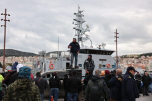 Λέσβος: Κτηνοτρόφoι μπλόκαραν την αποβίβαση φορτηγών από πλοίο