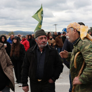 Λέσβος: Εκατοντάδες κτηνοτρόφοι απέκλεισαν το λιμάνι της Μυτιλήνης