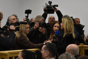 Τέμπη: Οι συγγενείς των θυμάτων διαμαρτύρονται για τις συνθήκες διεξαγωγής της δίκης