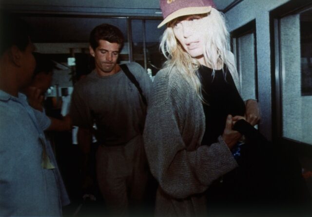 Η Ντάριλ Χάνα με άρθρο της στους New York Times κατακεραυνώνει τη νέα σειρά για τον JFK Jr