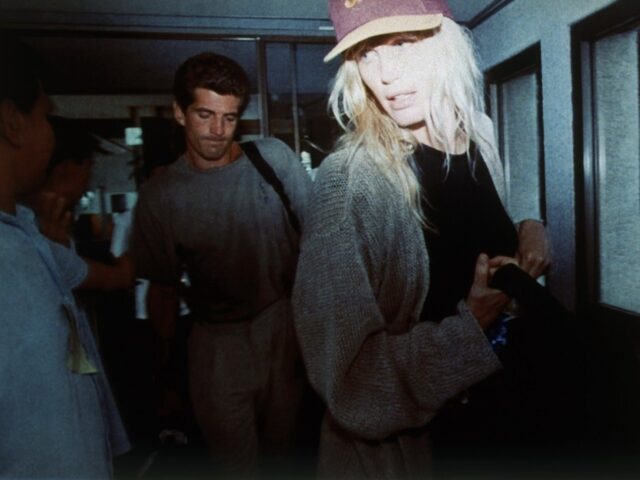 Η Ντάριλ Χάνα με άρθρο της στους New York Times κατακεραυνώνει τη νέα σειρά για τον JFK Jr