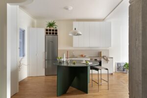 Ένα σκοτεινό διαμέρισμα στον Λυκαβηττό μετατρέπεται σε φωτεινό χώρο διαβίωσης