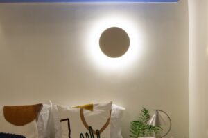 Ένα σκοτεινό διαμέρισμα στον Λυκαβηττό μετατρέπεται σε φωτεινό χώρο διαβίωσης