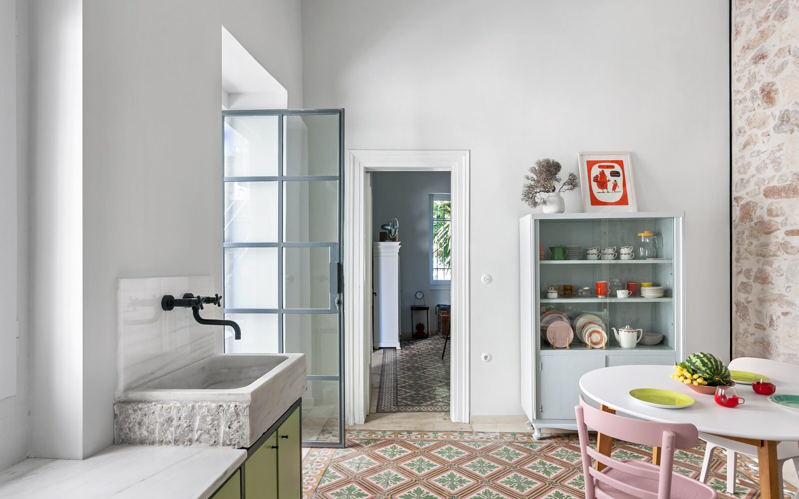 Ένα παλιό σπίτι στον Κεραμεικό μεταμορφώνεται σε δύο φωτεινές κατοικίες γεμάτες χαρακτήρα