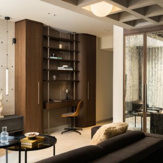 Άνεση και ειδικά σχεδιασμένη υλικότητα σε μια σύγχρονη κατοικία στη Θεσσαλονίκη