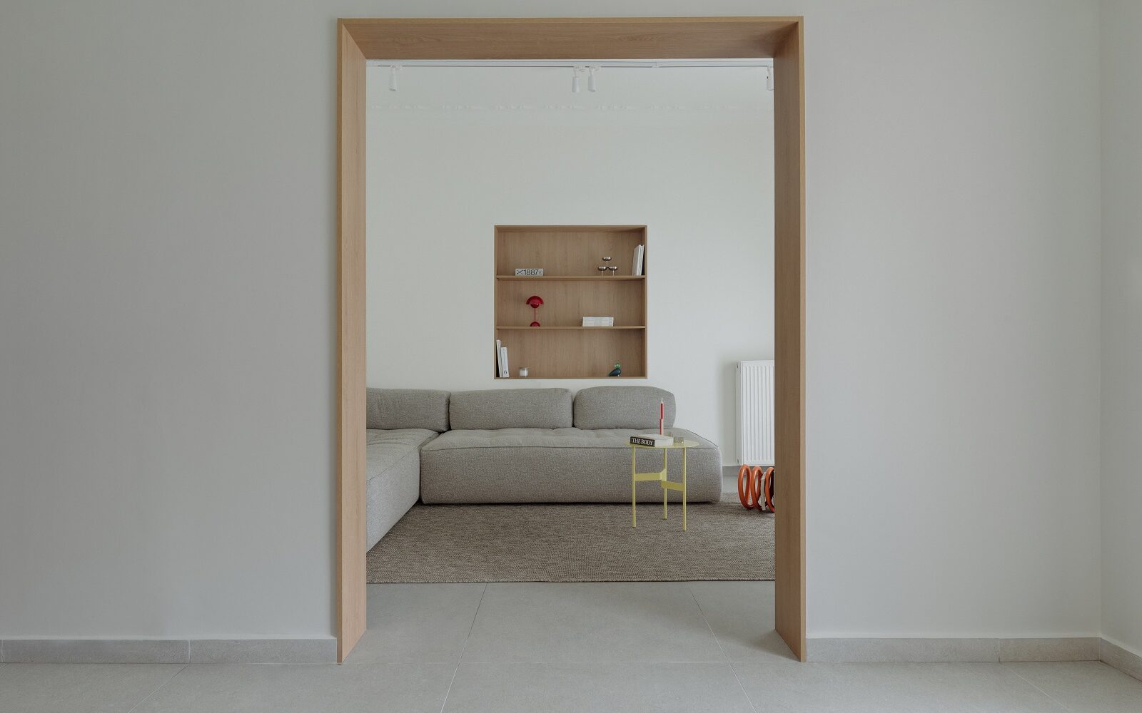 Το So Far Studio μετατρέπει ένα σπίτι των 50s σε αστικό «εξοχικό»