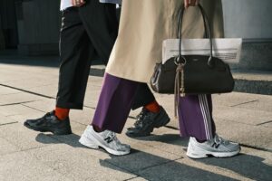 Γυναικεία αθλητικά παπούτσια σε έναν εναλλακτικό κόσμο – μπορεί η άνεση να συμβαδίσει με την καλλιτεχνική έκφραση;