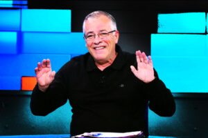 Δευτέρα και ο Νίκος Μάνεσης συνεχίζει να ασκεί το επάγγελμα του δημοσιογράφου 