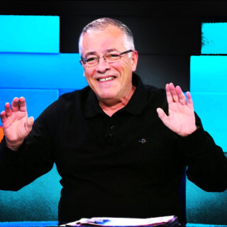 Δευτέρα και ο Νίκος Μάνεσης συνεχίζει να ασκεί το επάγγελμα του δημοσιογράφου 