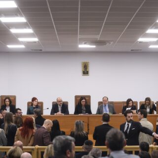 Τέμπη: Η ώρα της αλήθειας. Ξεκίνησε η ιστορική δίκη