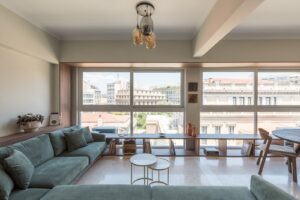 Ένα γραφείο μετατρέπεται σε διαμέρισμα με πανοραμική θέα προς την Παλιά Βουλή