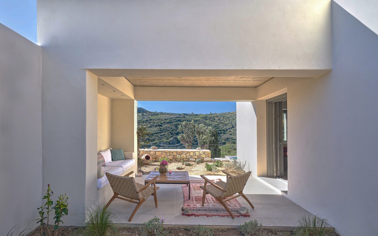 Μεσογειακή απλότητα και κυκλαδίτικη αρχιτεκτονική ενώνονται σε τρεις κατοικίες στην Πάρο