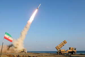 Δύο πλοία διέσχισαν το Στενό του Ορμούζ μετά την εφαρμογή του αμερικανικού αποκλεισμού