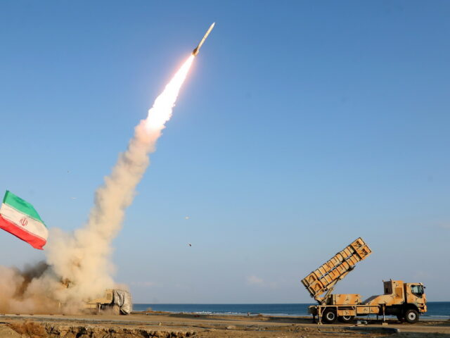 Δύο πλοία διέσχισαν το Στενό του Ορμούζ μετά την εφαρμογή του αμερικανικού αποκλεισμού