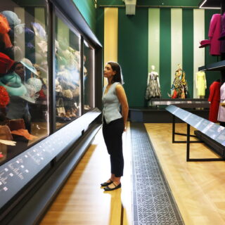 Τα ρούχα της Βασίλισσας: Η γκαρνταρόμπα της Ελισάβετ σε μια μοναδική έκθεση