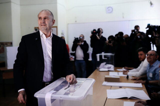 Ο Ρούμεν Ράντεφ νικητής των εκλογών στη Βουλγαρία