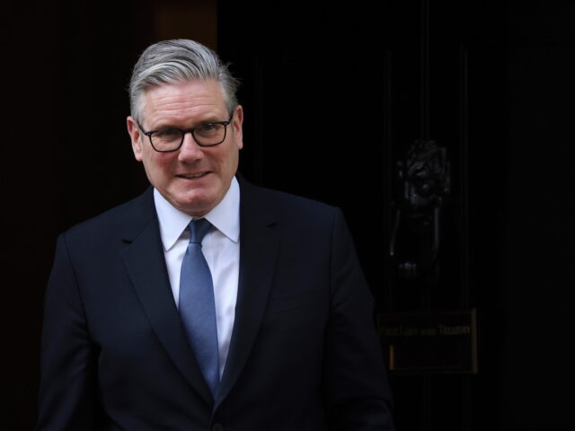 Βρετανία: Ο Κιρ Στάρμερ δίνει μάχη για την επιβίωσή του στην πρωθυπουργία