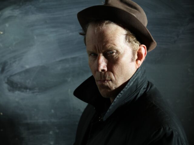 Massive Attack και Tom Waits μόλις κυκλοφόρησαν το πιο ισχυρό αντιπολεμικό τραγούδι των τελευταίων ετών