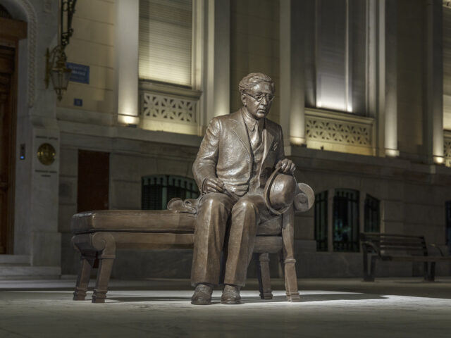 Το γλυπτό του Καβάφη είναι το νέο τοπόσημο της Διονυσίου Αρεοπαγίτου