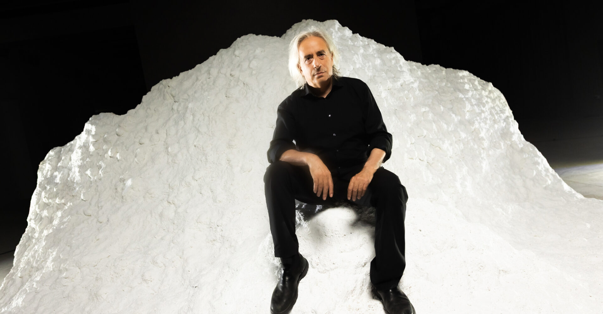 Γιάννης Αγγελάκας: «Το προτεκτοράτο μας πάντα πρωτοστατούσε στην ανοησία…»