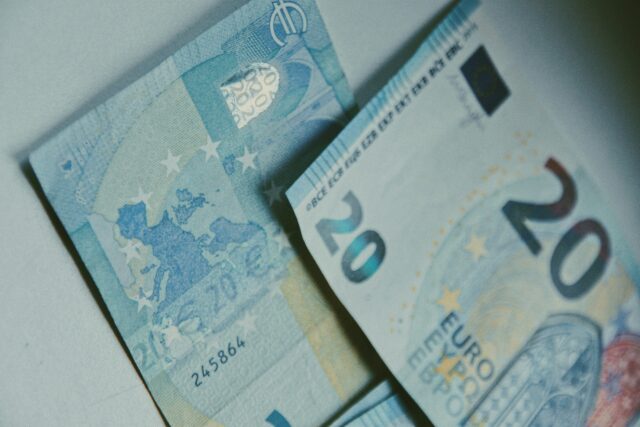 Σε ισχύ από σήμερα η αύξηση στον κατώτατο μισθό