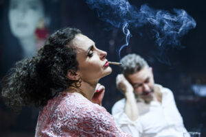 Πρεμιέρα απόψε για την πολυαναμενόμενη “Τζένη Τζένη” σε σκηνοθεσία του Νίκου Καραθάνου